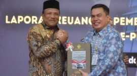Bupati Bireuen, Ir. Mukhlis, ST., saat menerima LHP BPK atas LKPD Bireuen Tahun Anggaran 2025 dari Kepala BPK Perwakilan Aceh, Andri Yogama. Foto : Ist
