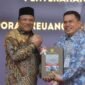Bupati Bireuen, Ir. Mukhlis, ST., saat menerima LHP BPK atas LKPD Bireuen Tahun Anggaran 2025 dari Kepala BPK Perwakilan Aceh, Andri Yogama. Foto : Ist