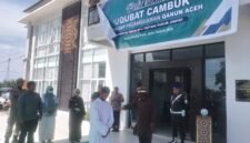 Kejaksaan Pidie Jaya mengeksekusi uqubat cambuk terdakwa jarimah maisir, Kamis, 4 Juni 2026, di halaman Kantor Kejaksaan setempat. Foto : Ist