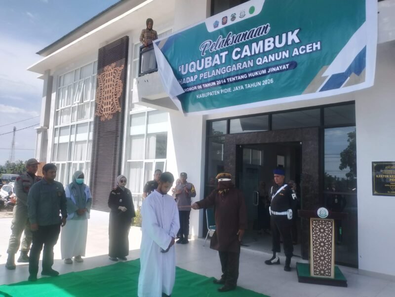 Kejaksaan Pidie Jaya mengeksekusi uqubat cambuk terdakwa jarimah maisir, Kamis, 4 Juni 2026, di halaman Kantor Kejaksaan setempat. Foto : Ist