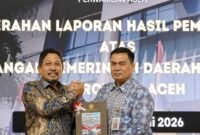 Bupati Pidie Jaya, Sibral Malasyi, saat menerima dokumen opini WTP, Kamis, 4 Juni 2026. Foto : Ist