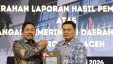 Bupati Pidie Jaya, Sibral Malasyi, saat menerima dokumen opini WTP, Kamis, 4 Juni 2026. Foto : Ist