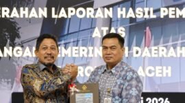 Bupati Pidie Jaya, Sibral Malasyi, saat menerima dokumen opini WTP, Kamis, 4 Juni 2026. Foto : Ist