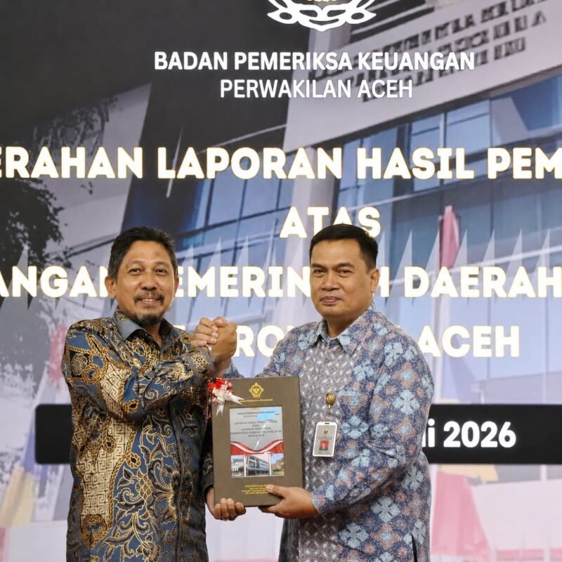 Bupati Pidie Jaya, Sibral Malasyi, saat menerima dokumen opini WTP, Kamis, 4 Juni 2026. Foto : Ist