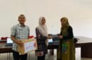 Kabag Organisasi Setdakab Pidie Jaya, Juli Fitriani, S.STP, M.Si, bersama Kabag Hukum, Rahmat Rizal, S.H., MH, menerima hibah bantuan Barang Milik Negara di KemenPAN-RB. Foto : Ist