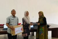 Kabag Organisasi Setdakab Pidie Jaya, Juli Fitriani, S.STP, M.Si, bersama Kabag Hukum, Rahmat Rizal, S.H., MH, menerima hibah bantuan Barang Milik Negara di KemenPAN-RB. Foto : Ist