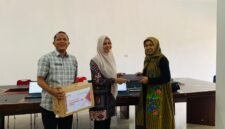 Kabag Organisasi Setdakab Pidie Jaya, Juli Fitriani, S.STP, M.Si, bersama Kabag Hukum, Rahmat Rizal, S.H., MH, menerima hibah bantuan Barang Milik Negara di KemenPAN-RB. Foto : Ist