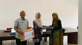 Kabag Organisasi Setdakab Pidie Jaya, Juli Fitriani, S.STP, M.Si, bersama Kabag Hukum, Rahmat Rizal, S.H., MH, menerima hibah bantuan Barang Milik Negara di KemenPAN-RB. Foto : Ist