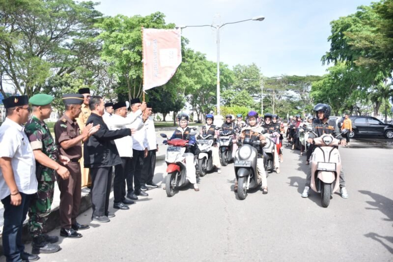 Bupati Bireuen, Mukhlis, melepaskan petugas Sensus Ekonomi Tahun 2026 di halaman Kantor Pusat Pemerintah Kabupaten Bireuen, Senin, 15 Juni 2026. Foto : Ist