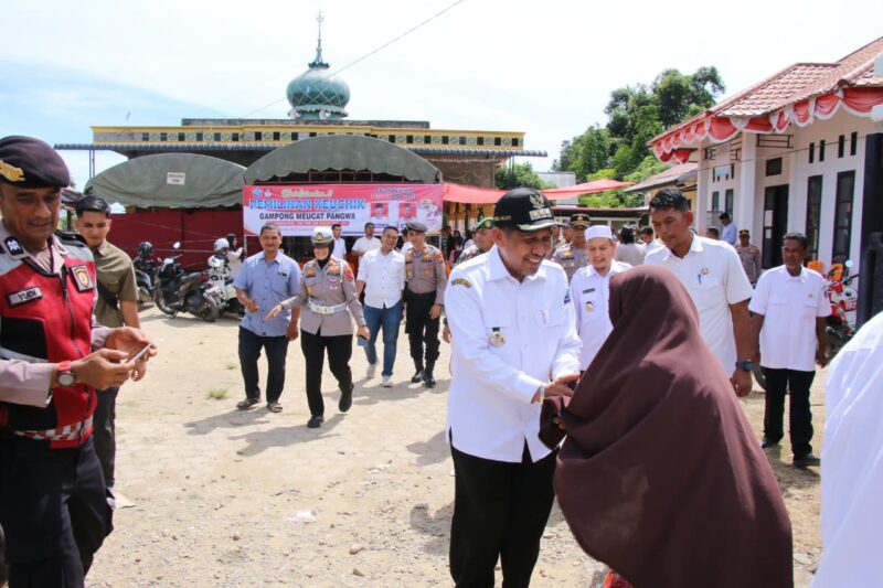 Bupati Pidie Jaya, Sibral Malasyi saat melaksanakan monitoring Pilchiksung, Rabu, 24 Juni 2026. Foto : Ist